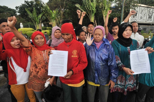 Aksi ibu-ibu gelar demo SKK Migas di Istana Negara