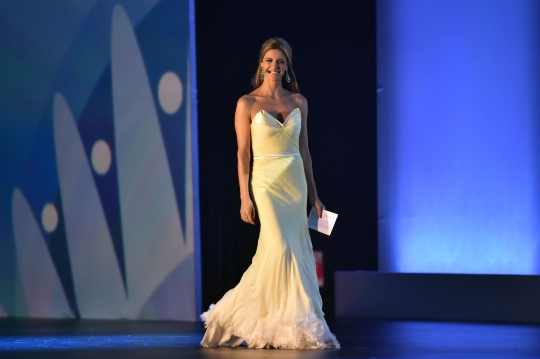 Model hot Fernanda Lima tampil anggun di Kongres FIFA 2014