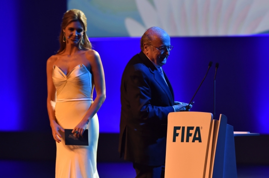 Model hot Fernanda Lima tampil anggun di Kongres FIFA 2014