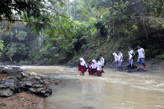Kisah miris siswa di Banten terobos sungai menuju sekolah