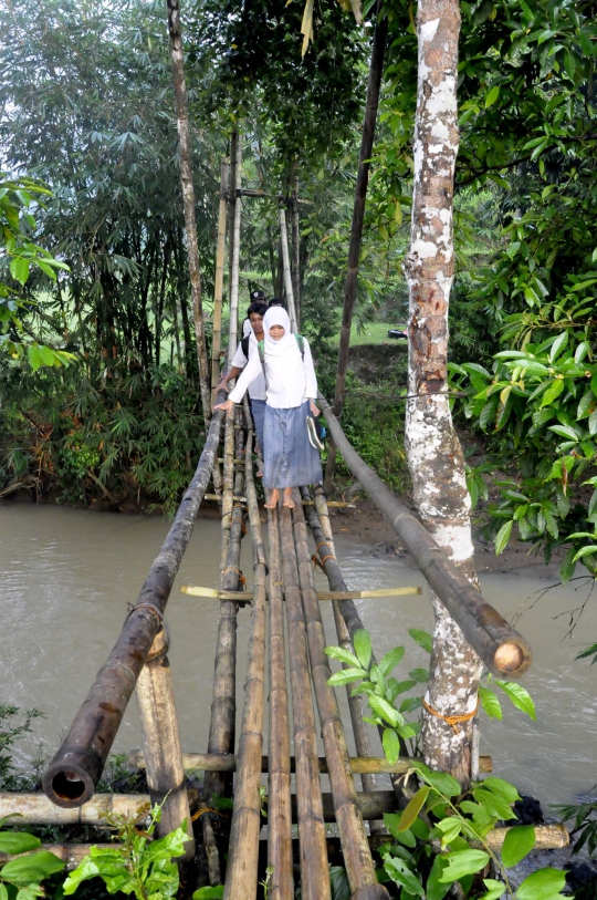 Kisah miris siswa di Banten terobos sungai menuju sekolah
