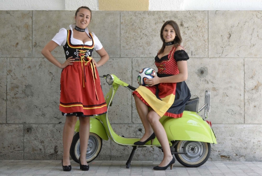 Gaya seksi wanita Jerman pamer pakaian Dirndl sambut Piala Dunia