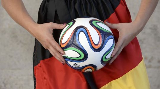 Gaya seksi wanita Jerman pamer pakaian Dirndl sambut Piala Dunia