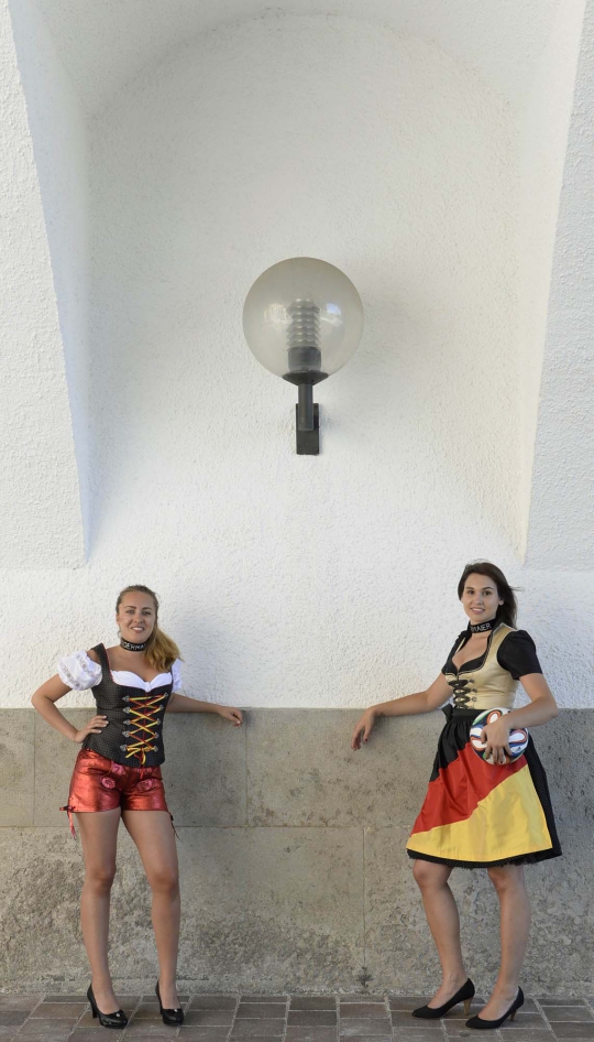 Gaya seksi wanita Jerman pamer pakaian Dirndl sambut Piala Dunia