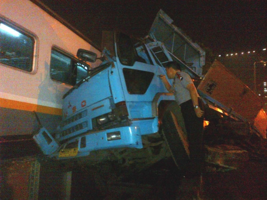 Ini truk fuso yang ringsek dihantam KA Mutiara Timur di Surabaya