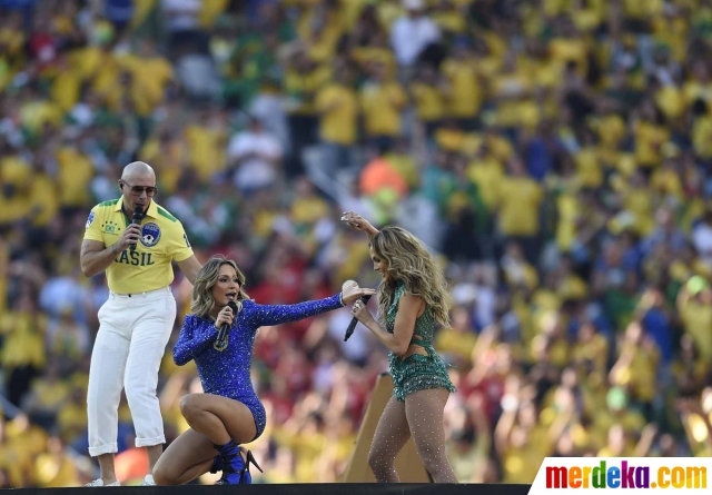 Foto : Aksi energik J-Lo, Pitbull, dan Claudia Leitte buka 