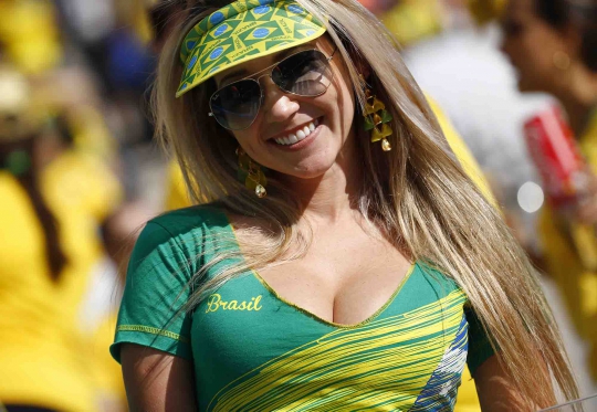 Suporter cantik nan seksi hiasi laga pembuka Piala Dunia 2014