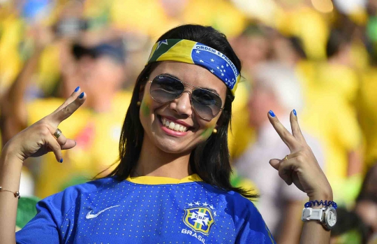 Suporter cantik nan seksi hiasi laga pembuka Piala Dunia 2014