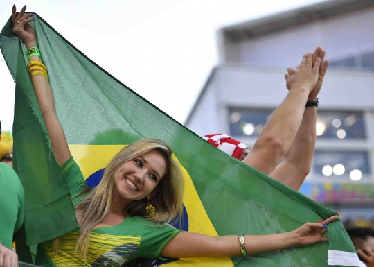 Suporter cantik nan seksi hiasi laga pembuka Piala Dunia 2014