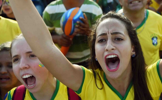 Suporter cantik nan seksi hiasi laga pembuka Piala Dunia 2014