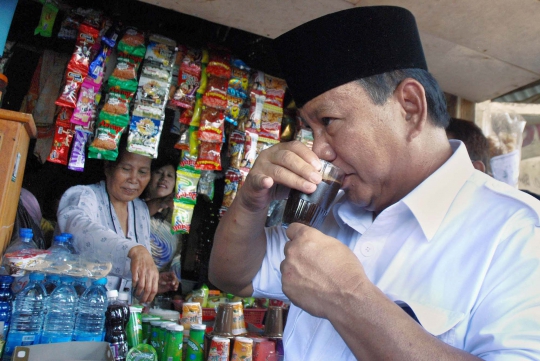 Kampanye di Cililin, Prabowo mampir minum kopi