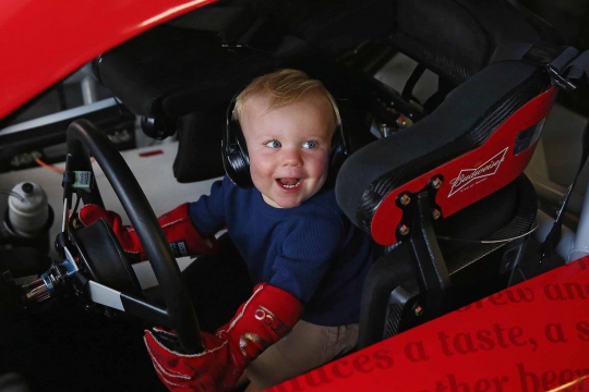 Kelakuan lucu bayi Keelan saat 'kendarai' mobil balap NASCAR