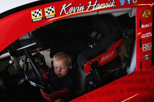 Kelakuan lucu bayi Keelan saat 'kendarai' mobil balap NASCAR
