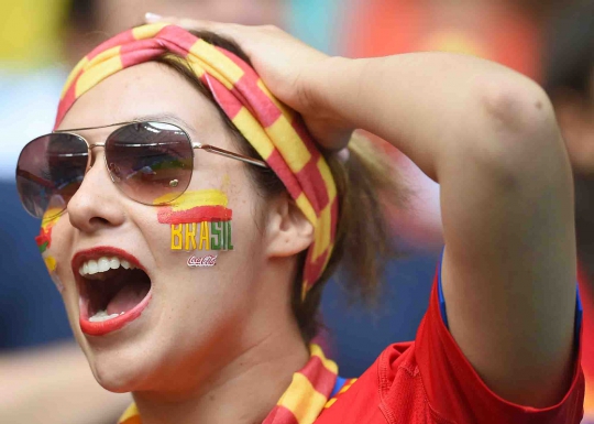 Pesona suporter cantik di laga Spanyol vs Belanda