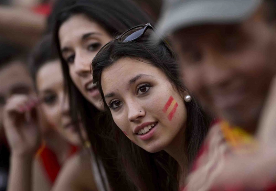 Pesona suporter cantik di laga Spanyol vs Belanda
