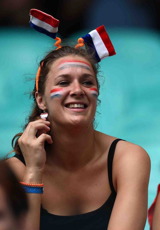 Pesona suporter cantik di laga Spanyol vs Belanda
