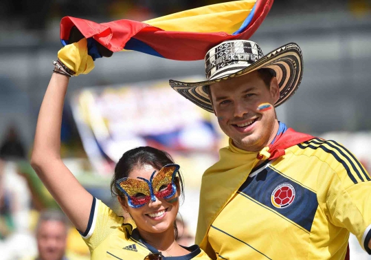 Senyum manis suporter cantik Kolombia