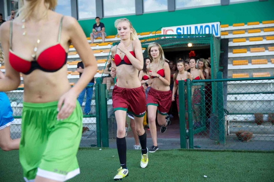 Seksinya kontestan Miss Belgia 2014 saat bermain sepak bola