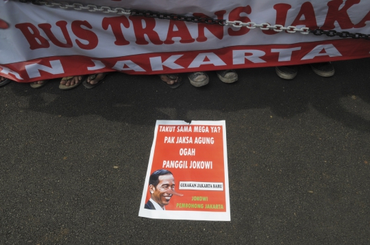Anak-anak hiasi aksi demo Jokowi soal kasus korupsi Transjakarta
