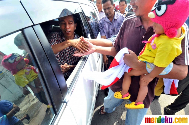 Foto Kampanye di Purwakarta Jokowi  bagi bagi kaos  ke 