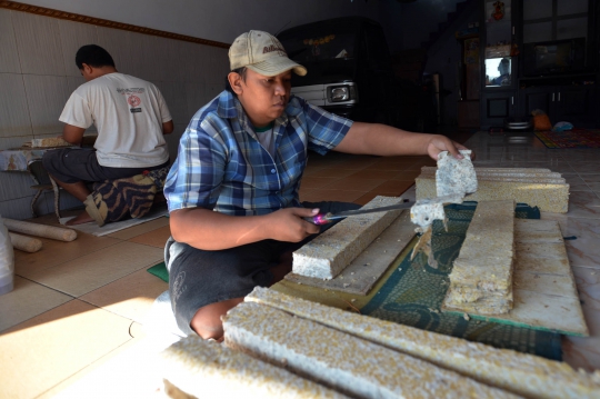 Melihat proses pembuatan keripik tempe khas Malang
