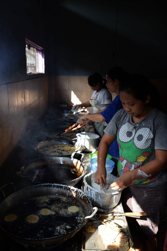 Melihat proses pembuatan keripik tempe khas Malang