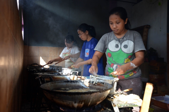 Melihat proses pembuatan keripik tempe khas Malang