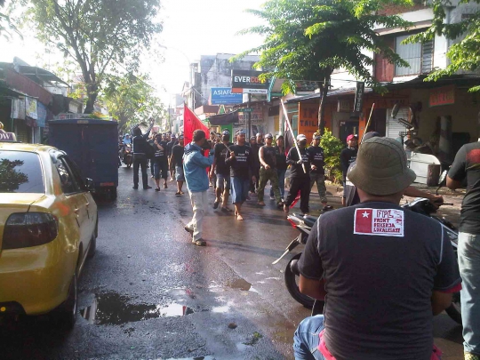 Tolak penutupan Dolly, ribuan PSK dan mucikari turun ke jalan