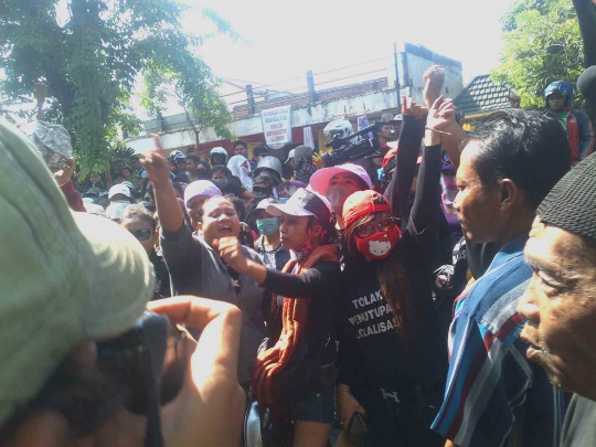 Tolak penutupan Dolly, ribuan PSK dan mucikari turun ke jalan