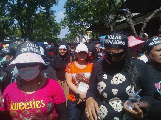 Tolak penutupan Dolly, ribuan PSK dan mucikari turun ke jalan