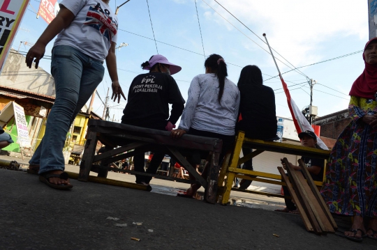 Aksi PSK blokir jalan masuk Gang Dolly