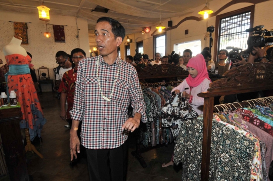 Gaya necis Jokowi saat berbatik khas Cirebon