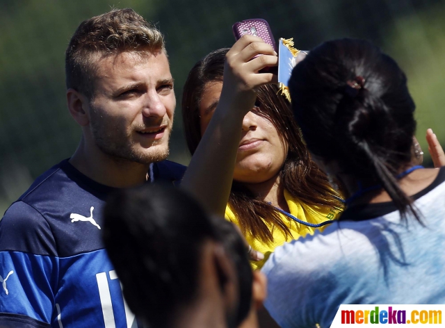 Foto : Gaya pemain timnas Italia saat berselfie ria 