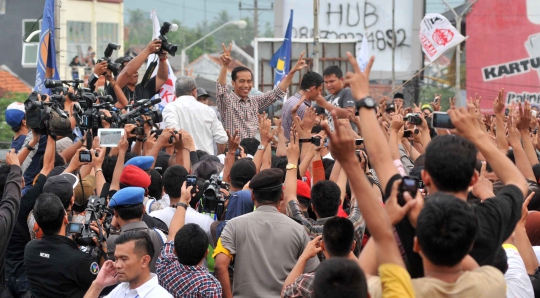 Kerumunan warga sambut kedatangan Jokowi di Pekalongan