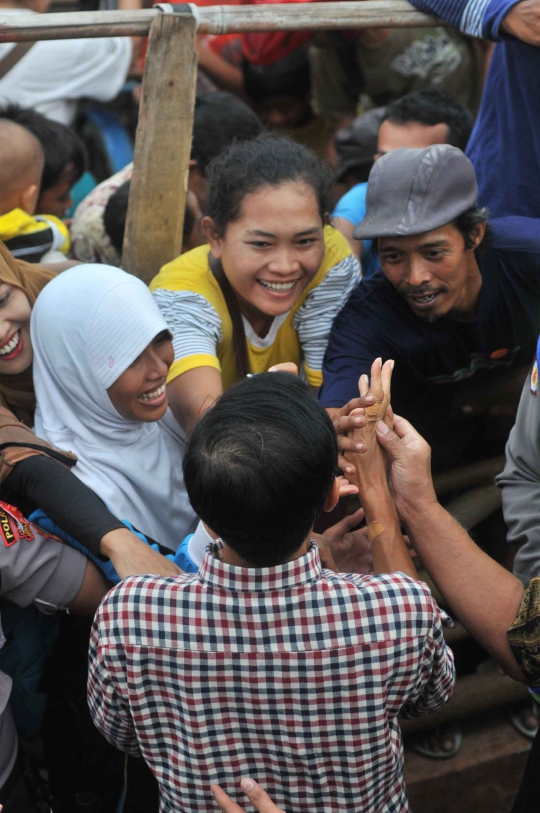 Kerumunan warga sambut kedatangan Jokowi di Pekalongan