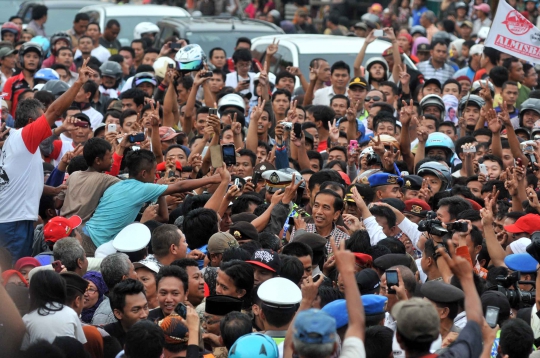 Kerumunan warga sambut kedatangan Jokowi di Pekalongan