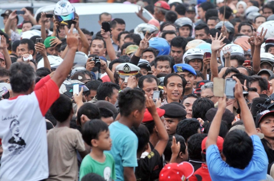 Kerumunan warga sambut kedatangan Jokowi di Pekalongan