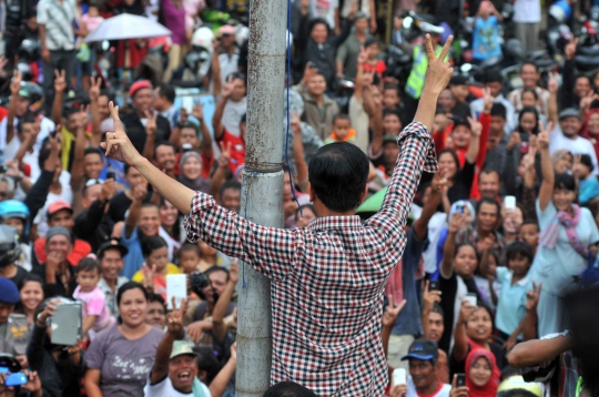 Kerumunan warga sambut kedatangan Jokowi di Pekalongan