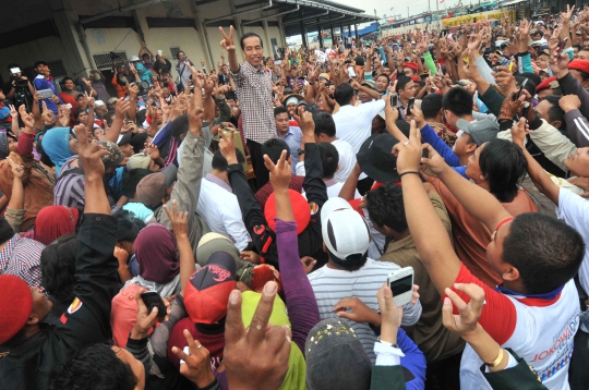 Salam dua jari ribuan nelayan Tegal sambut kedatangan Jokowi