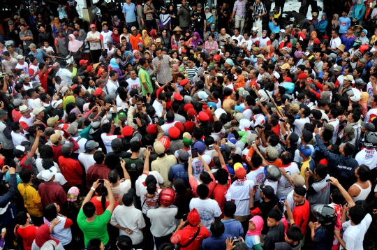 Salam dua jari ribuan nelayan Tegal sambut kedatangan Jokowi