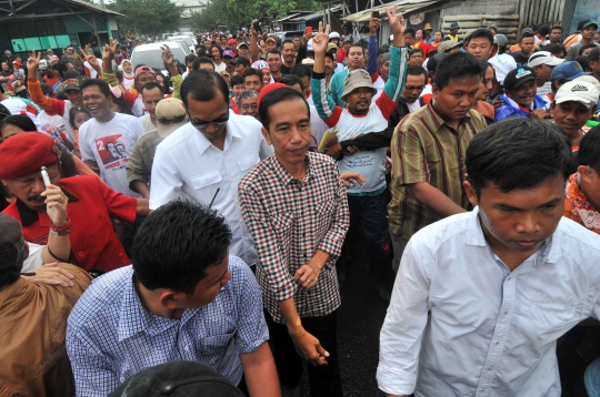 Salam dua jari ribuan nelayan Tegal sambut kedatangan Jokowi