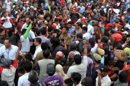 Salam dua jari ribuan nelayan Tegal sambut kedatangan Jokowi