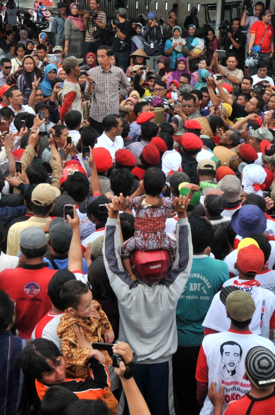 Salam dua jari ribuan nelayan Tegal sambut kedatangan Jokowi