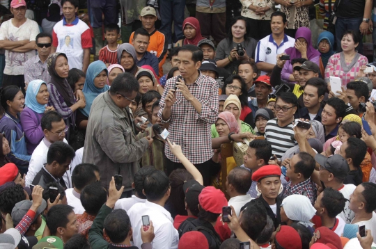 Salam dua jari ribuan nelayan Tegal sambut kedatangan Jokowi