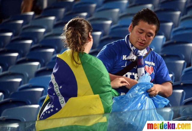 Foto : Aksi suporter Jepang pungut sampah stadion usai 