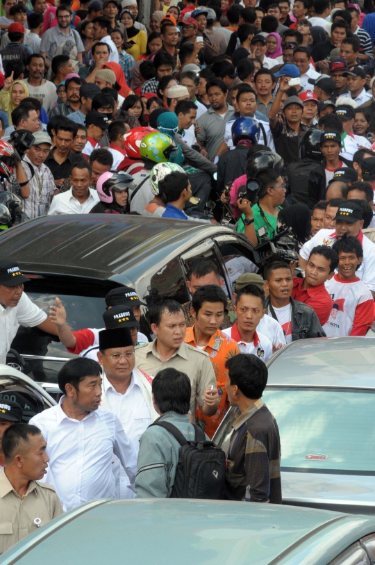 Kunjungi Pasar Tanah Abang, Prabowo naik ojek