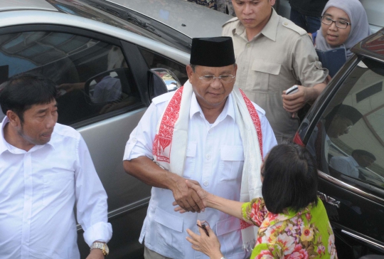 Kunjungi Pasar Tanah Abang, Prabowo naik ojek
