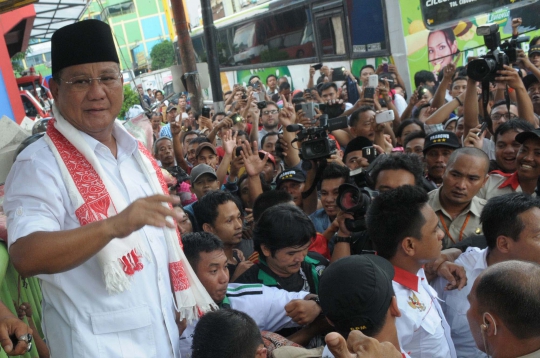 Kunjungi Pasar Tanah Abang, Prabowo naik ojek