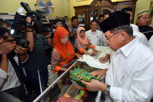 Usai kampanye di Banjarmasin, JK belanja kain sasirangan