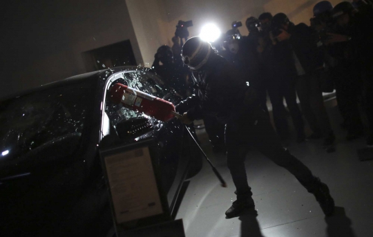 Demo memanas, warga Brasil rusak showroom mobil dan ATM